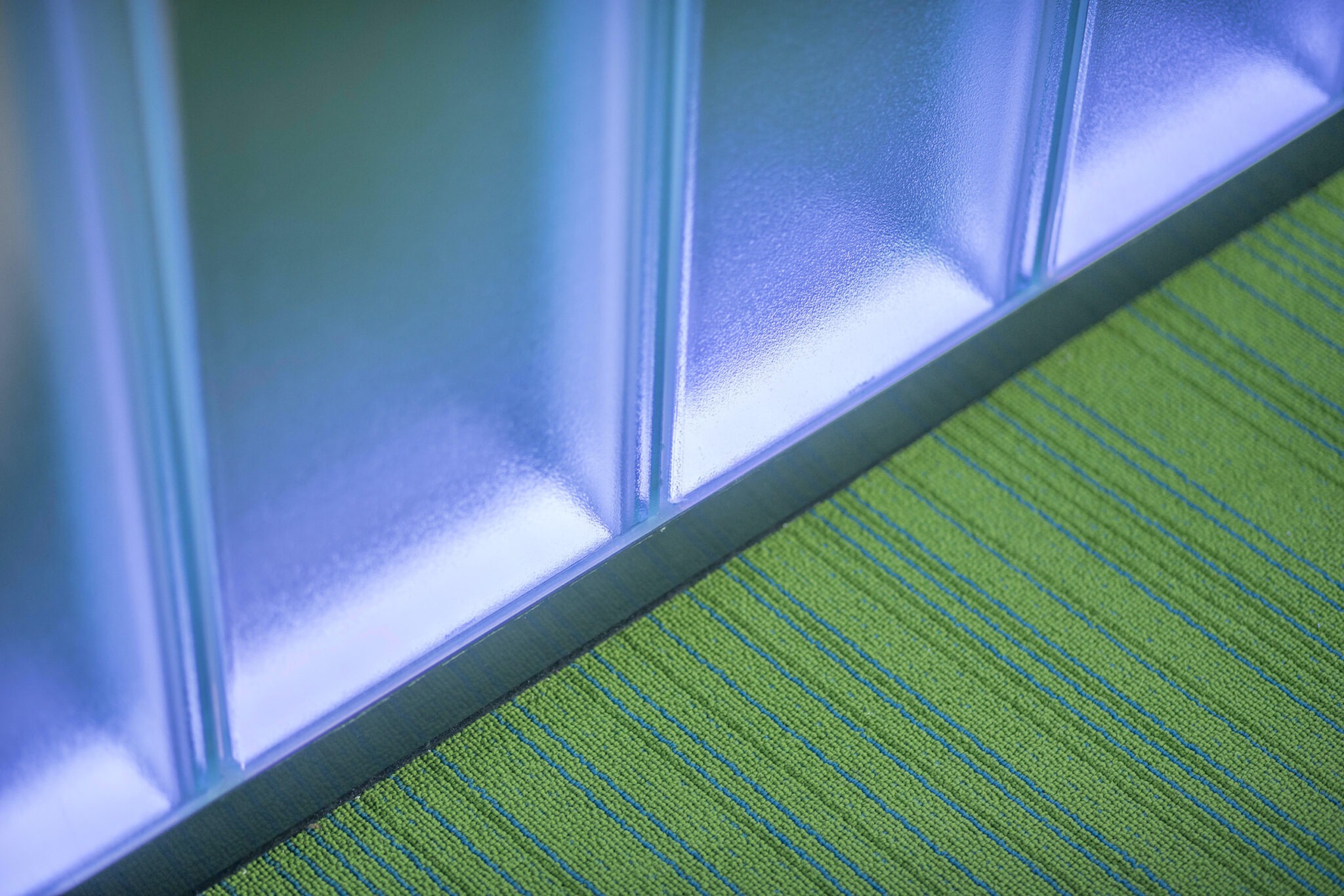 Dorfstadel Kruppach Muehlhausen innen nach aussen Anbau Tag offenes Schiebefenster