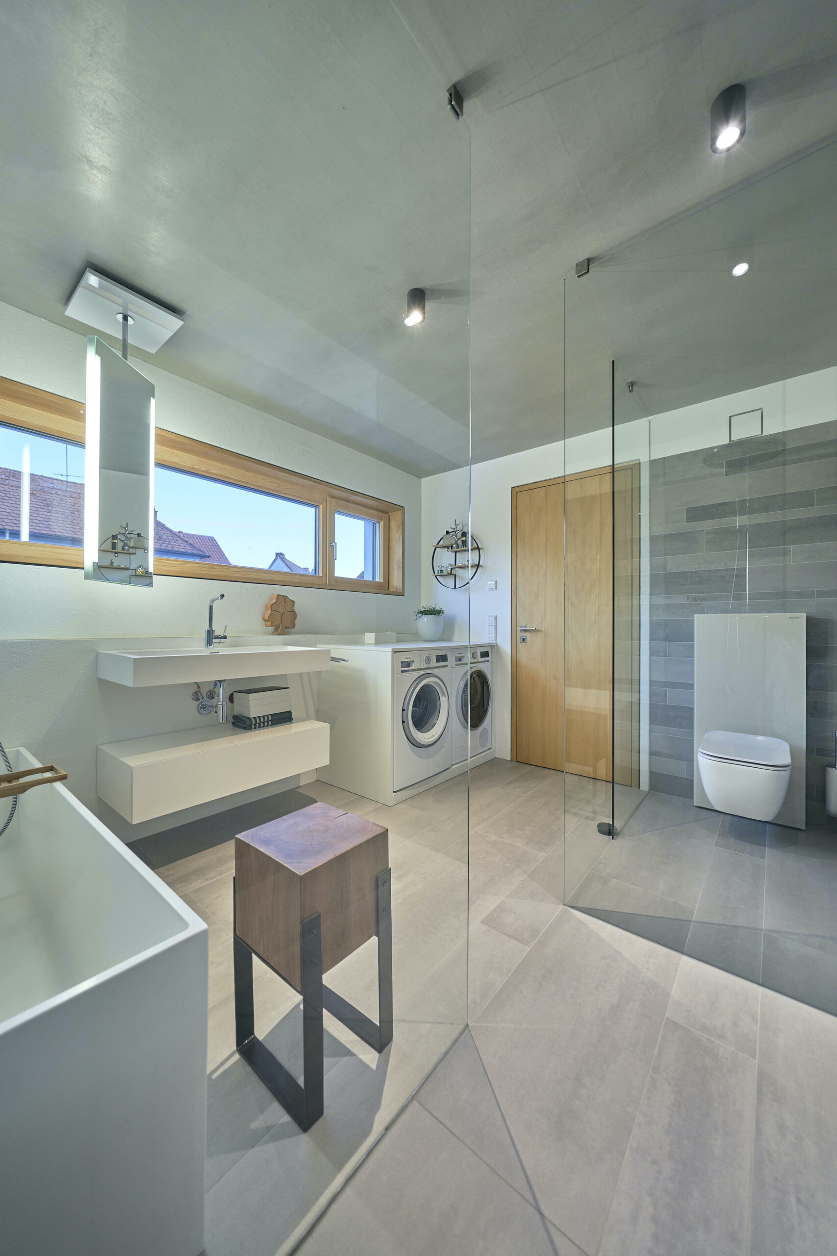 Dorfstadel Kruppach Muehlhausen innen nach aussen Anbau Tag offenes Schiebefenster