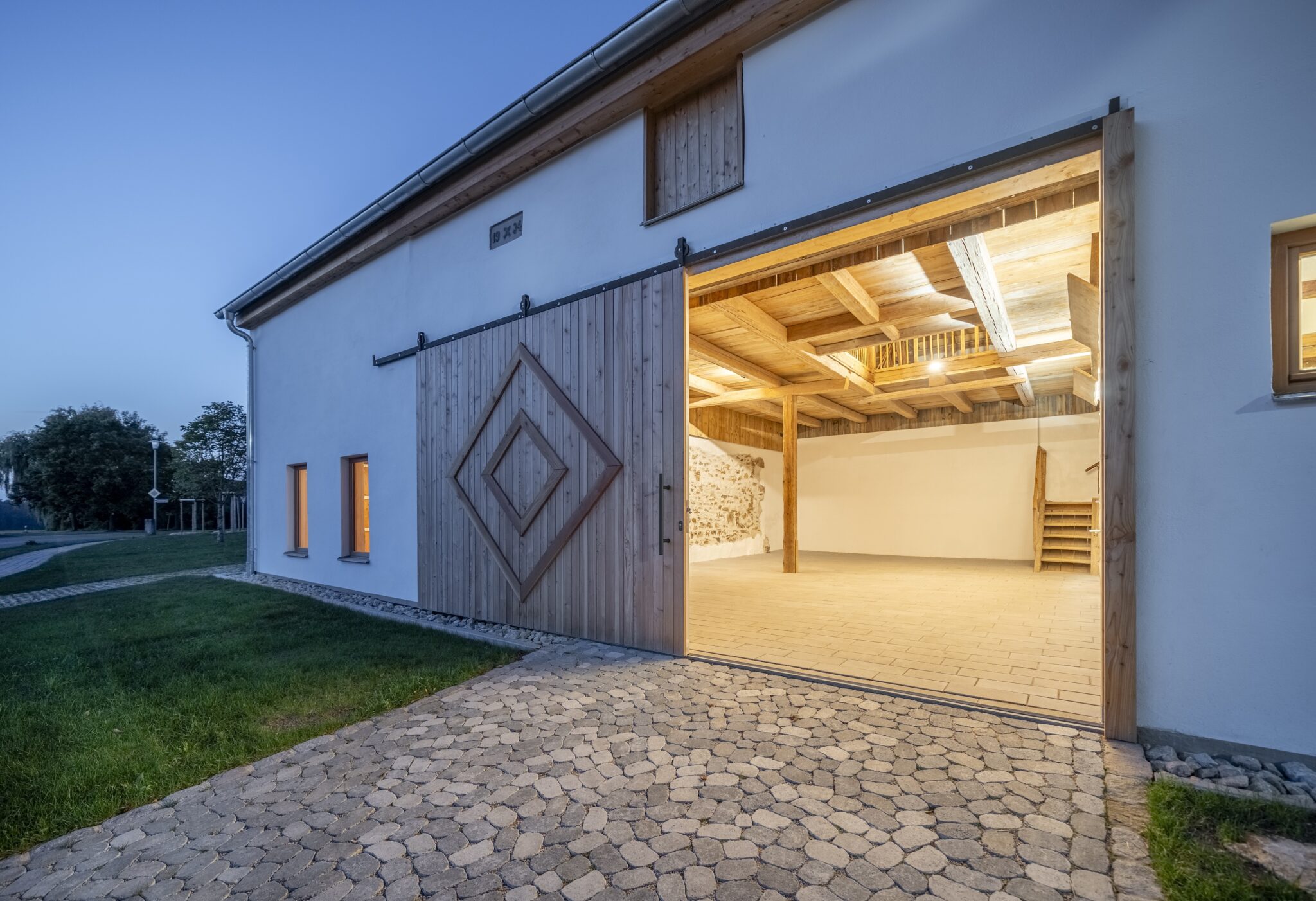 Dorfstadel Kruppach Muehlhausen innen Treppenaufgang Bierkiste