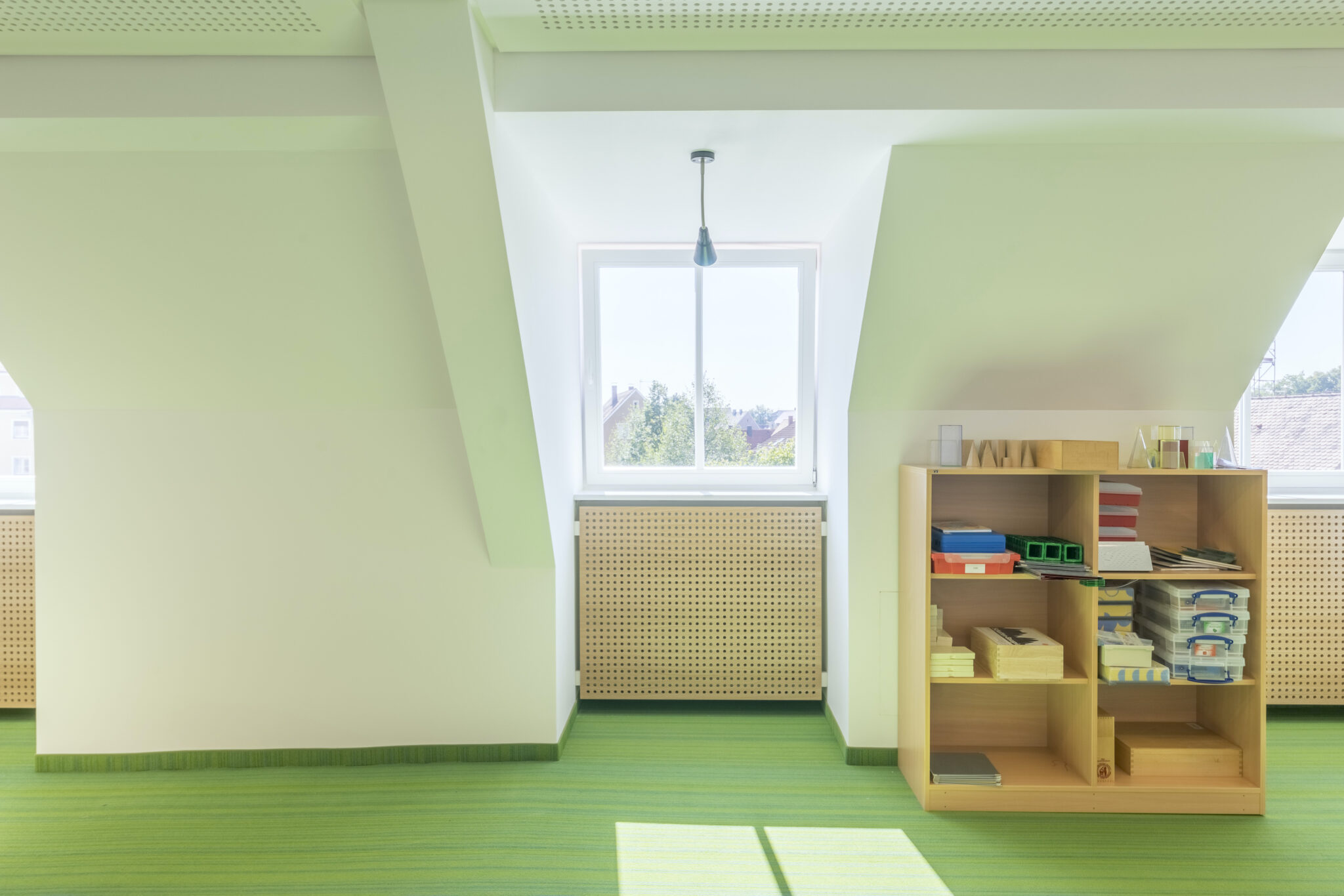 Dorfstadel Kruppach Muehlhausen innen nach aussen Anbau Tag offenes Schiebefenster