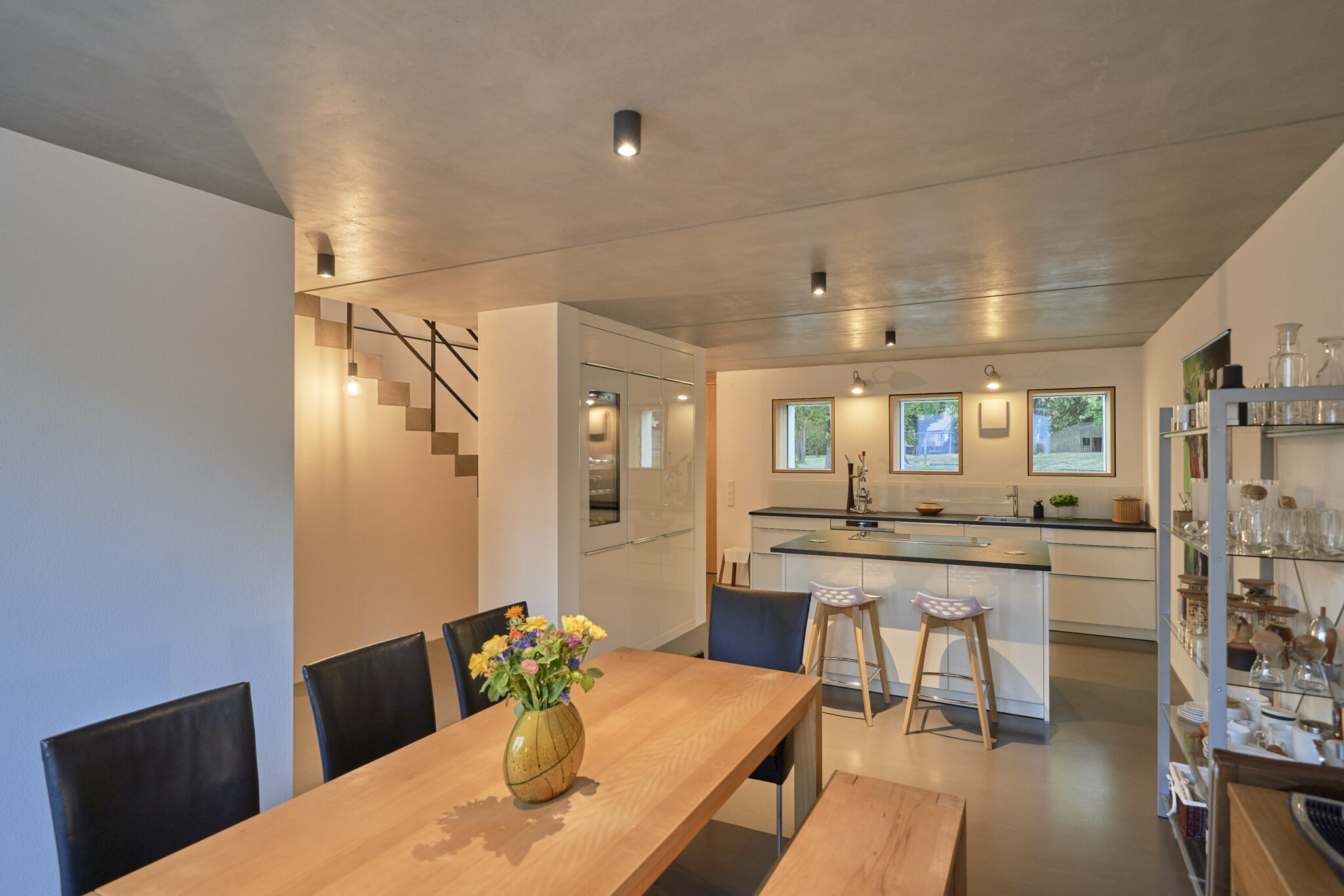 Dorfstadel Kruppach Muehlhausen innen nach aussen Anbau Tag offenes Schiebefenster