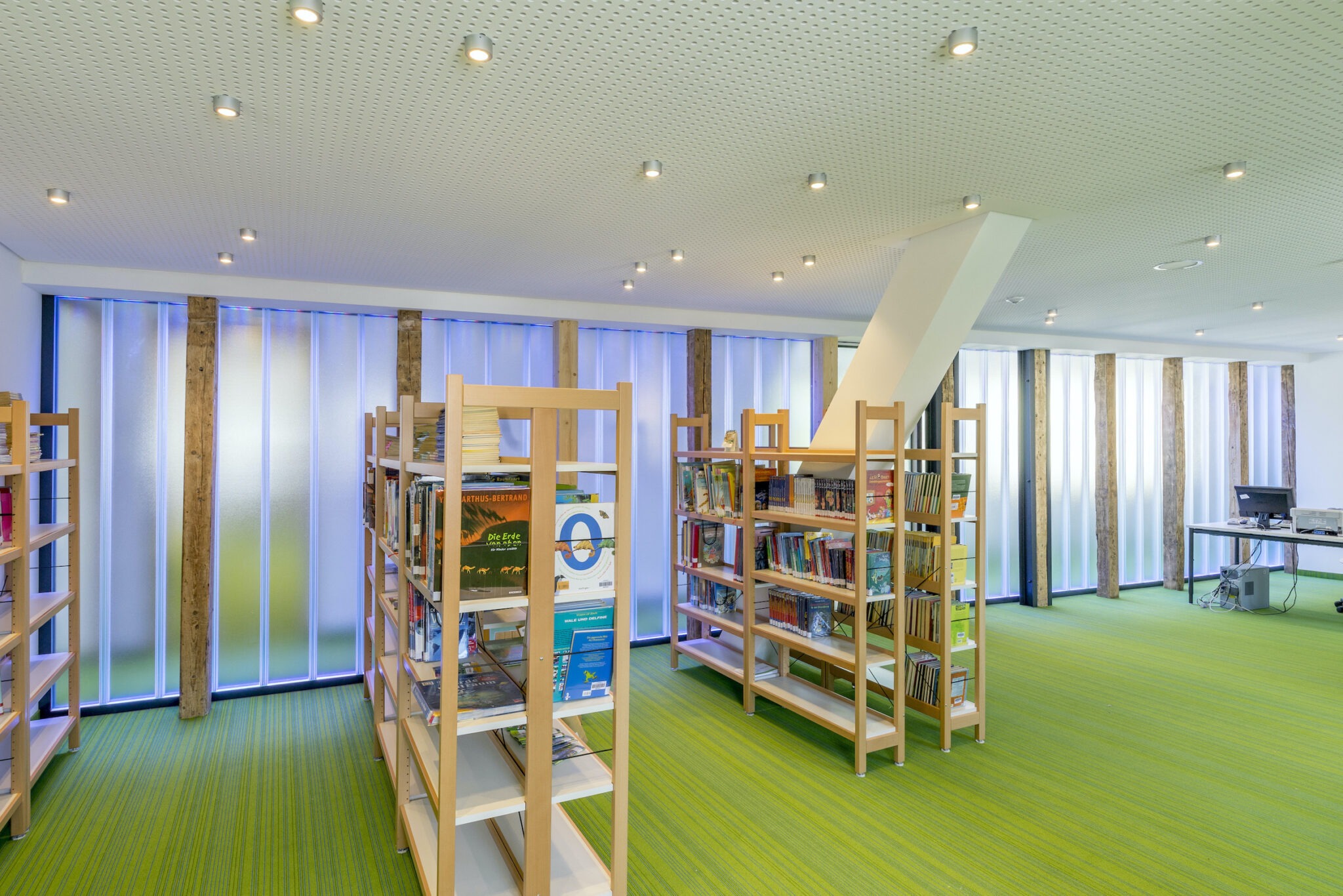 Dorfstadel Kruppach Muehlhausen innen nach aussen Anbau Tag offenes Schiebefenster