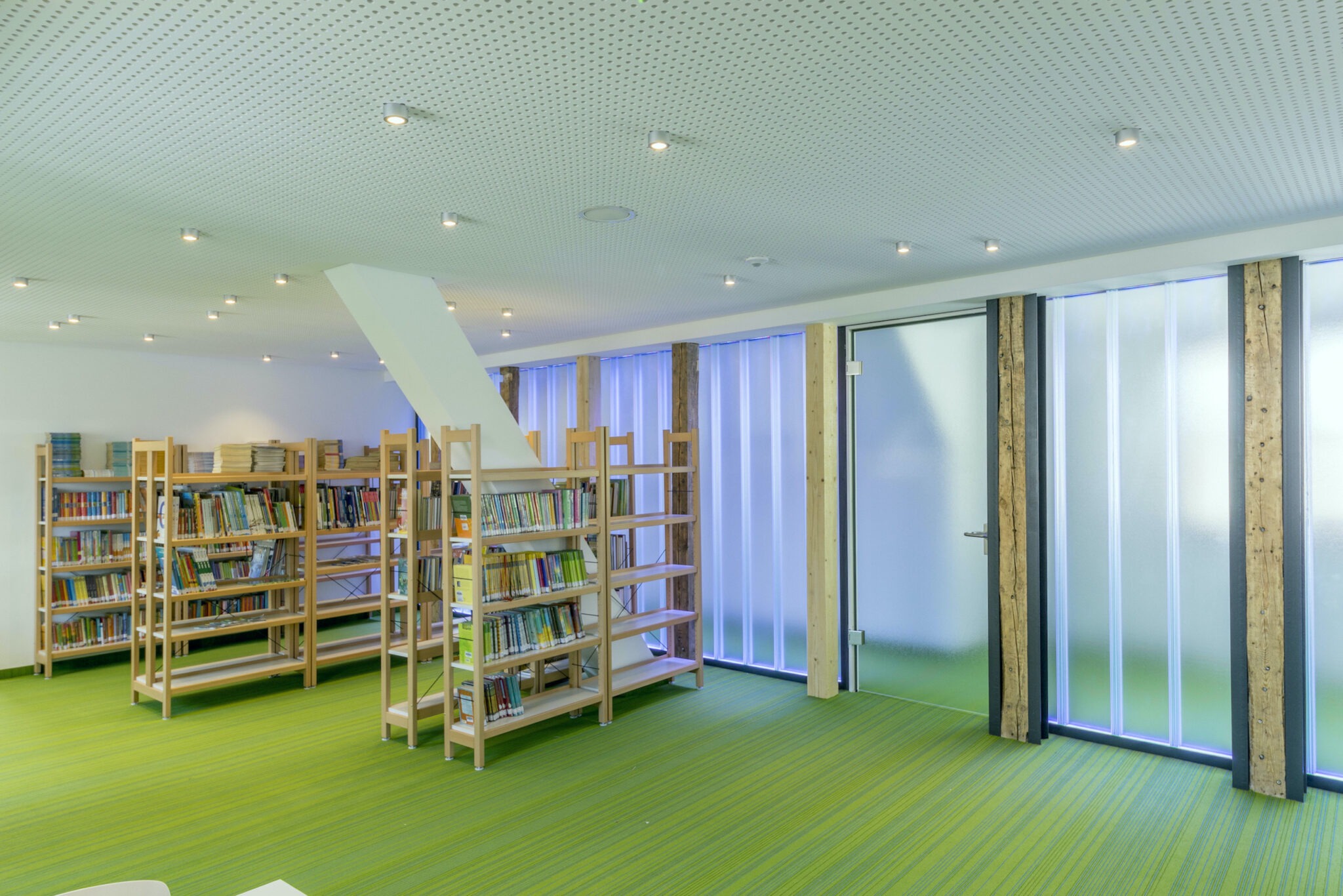 Dorfstadel Kruppach Muehlhausen innen nach aussen Anbau Tag offenes Schiebefenster