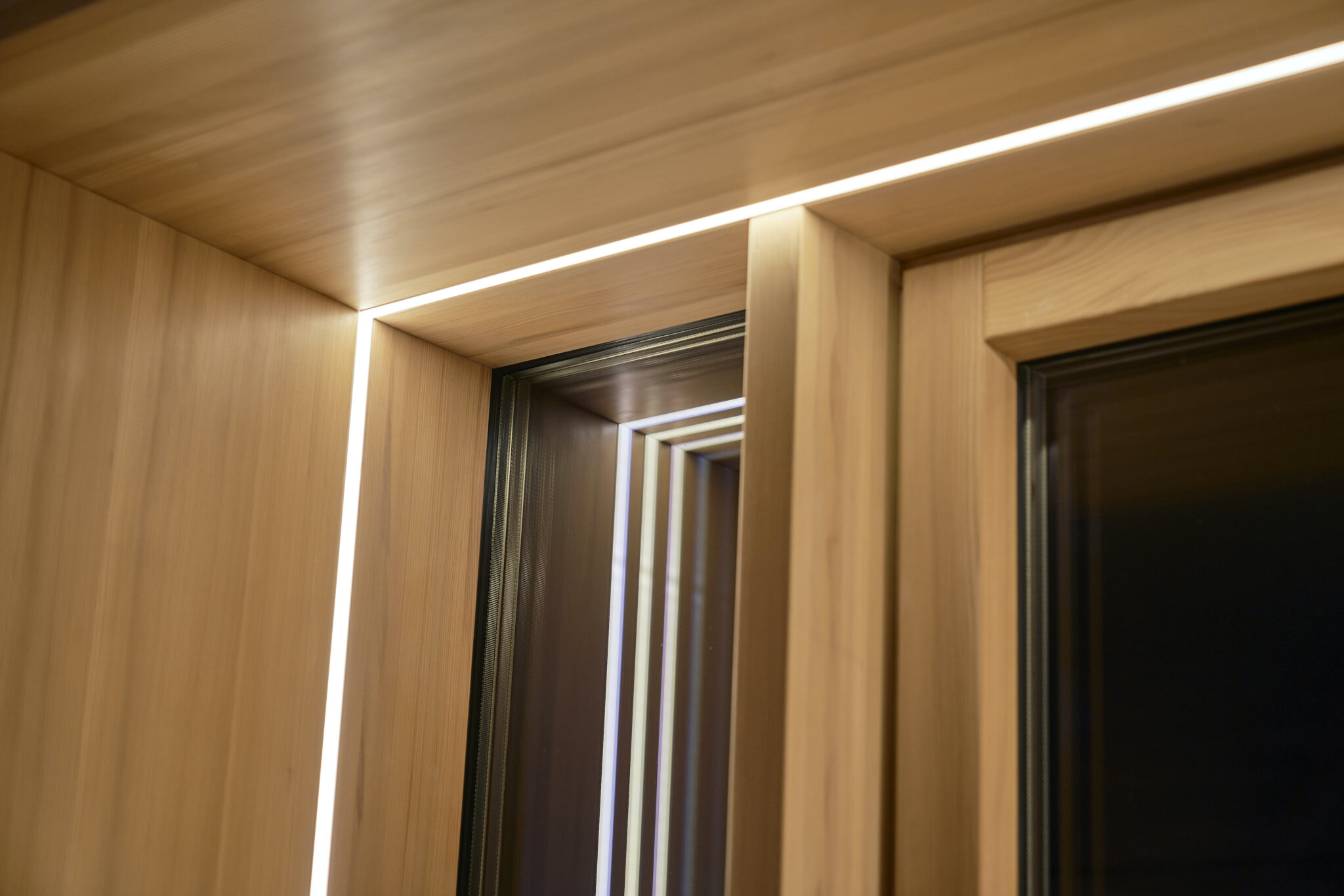 Dorfstadel Kruppach Muehlhausen innen nach aussen Anbau Tag offenes Schiebefenster