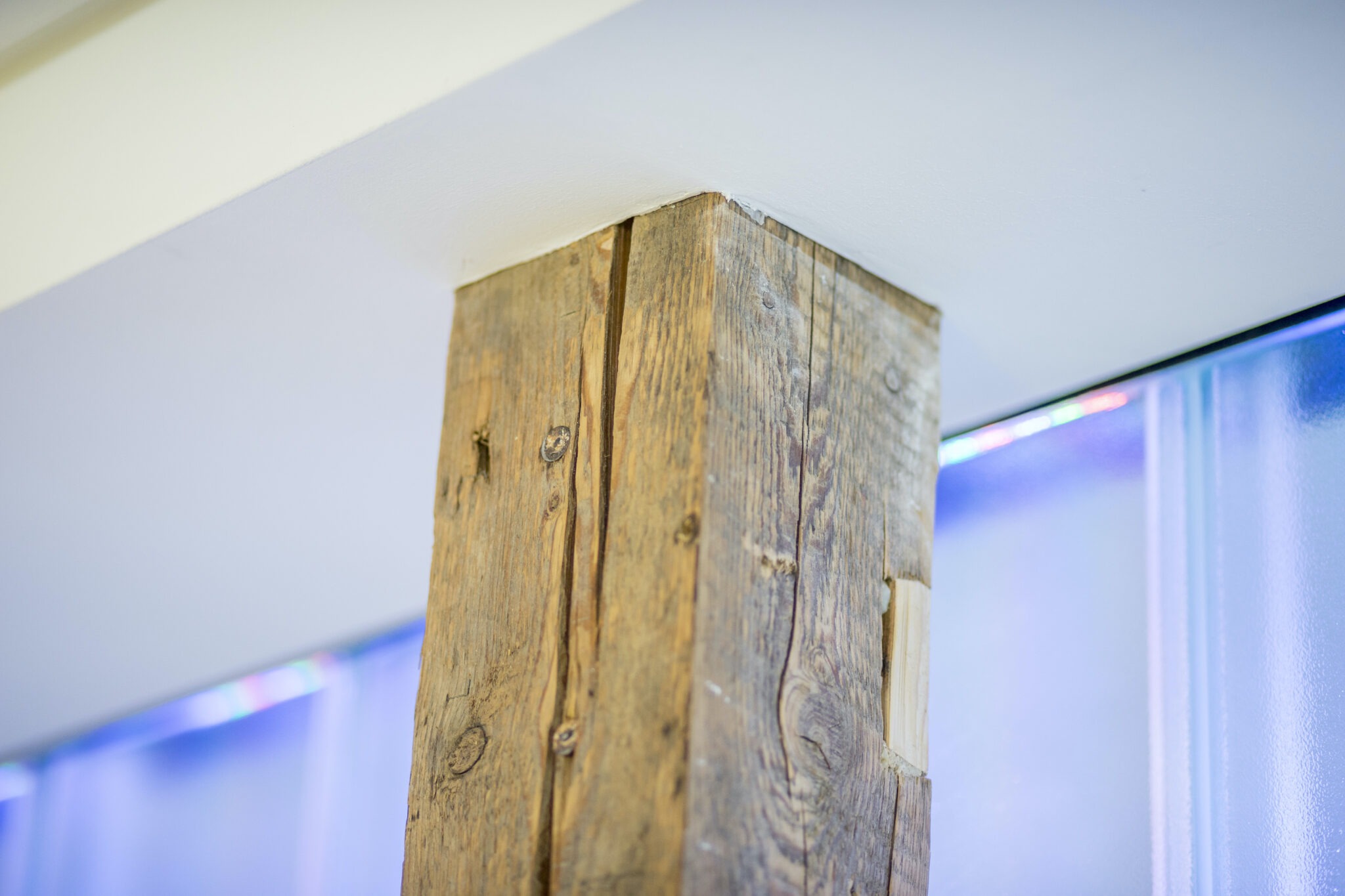 Dorfstadel Kruppach Muehlhausen innen nach aussen Anbau Tag offenes Schiebefenster