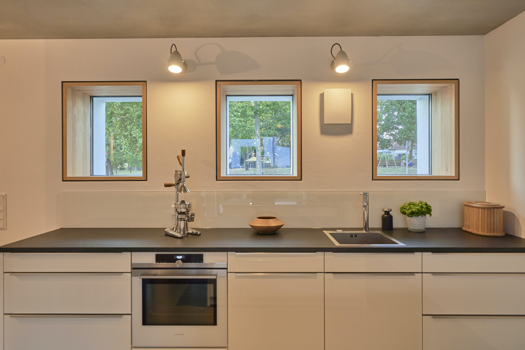 Dorfstadel Kruppach Muehlhausen innen nach aussen Anbau Tag offenes Schiebefenster