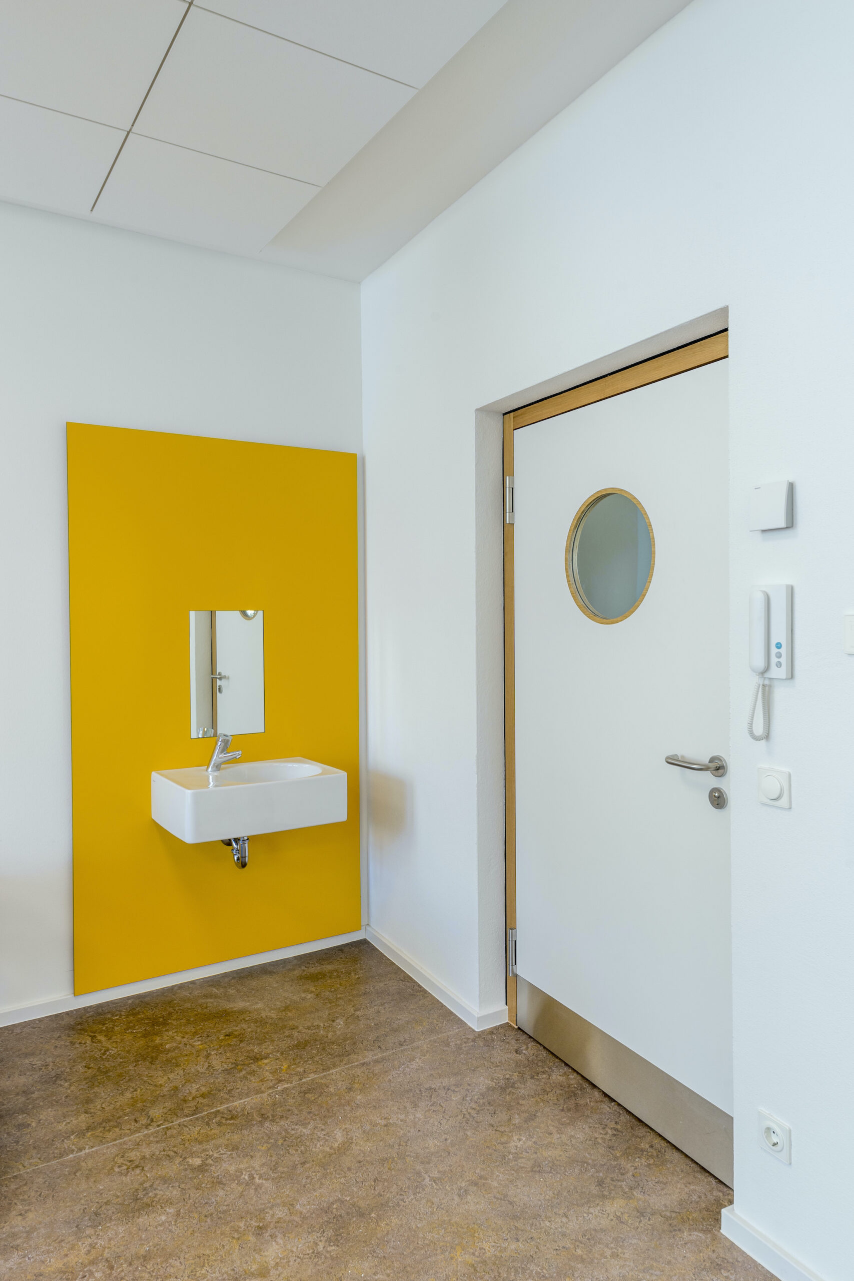 Dorfstadel Kruppach Muehlhausen innen nach aussen Anbau Tag offenes Schiebefenster