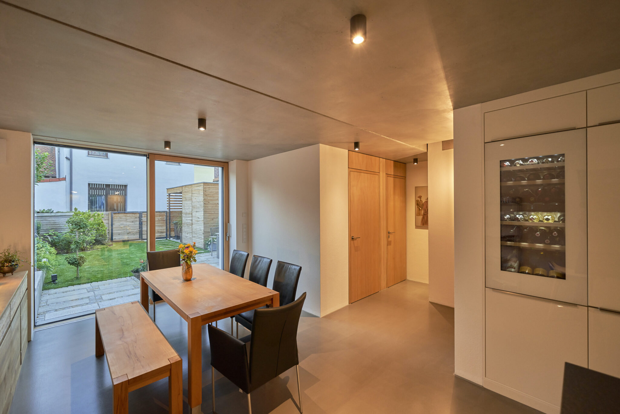 Dorfstadel Kruppach Muehlhausen innen nach aussen Anbau Tag offenes Schiebefenster