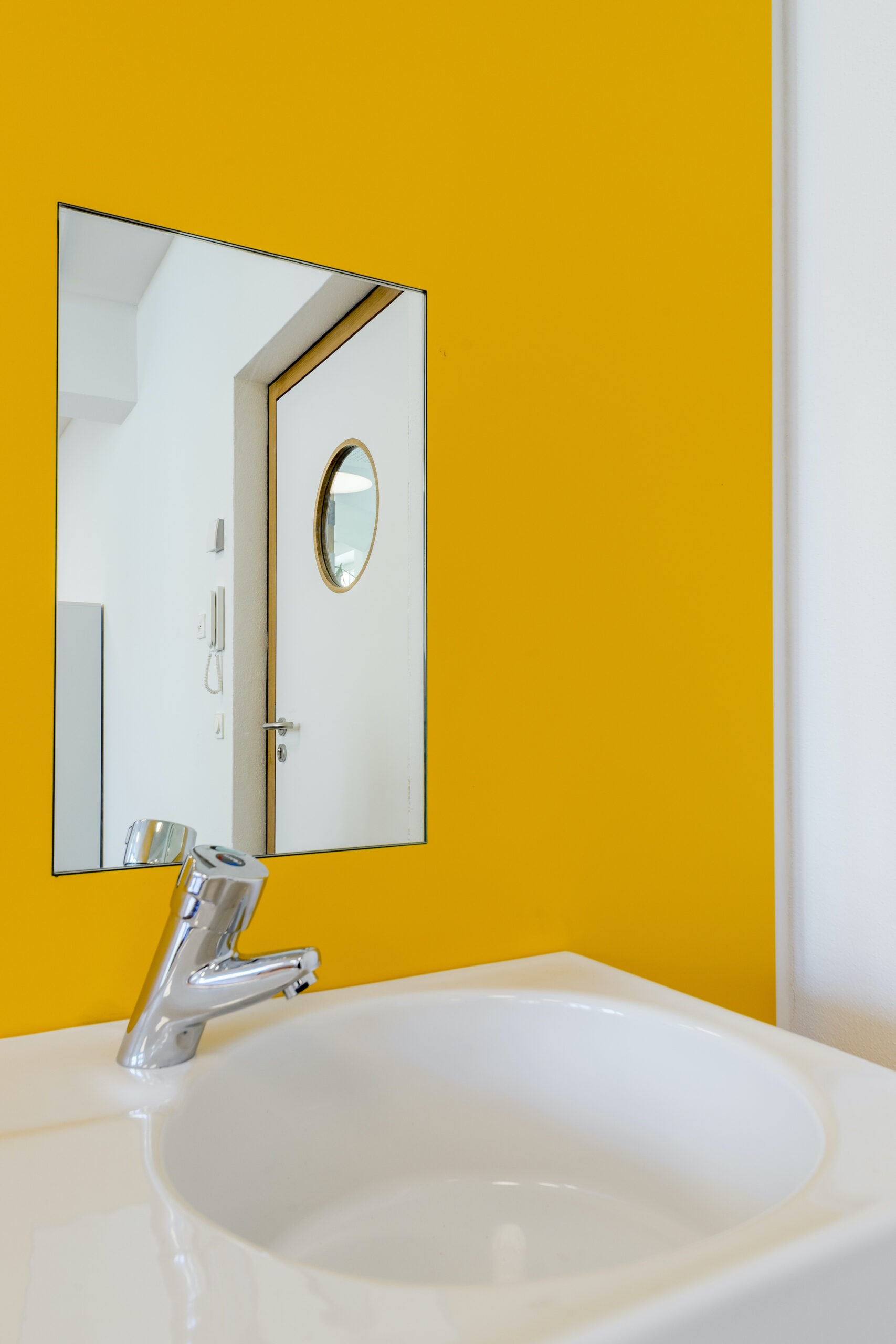 Dorfstadel Kruppach Muehlhausen innen nach aussen Anbau Tag offenes Schiebefenster