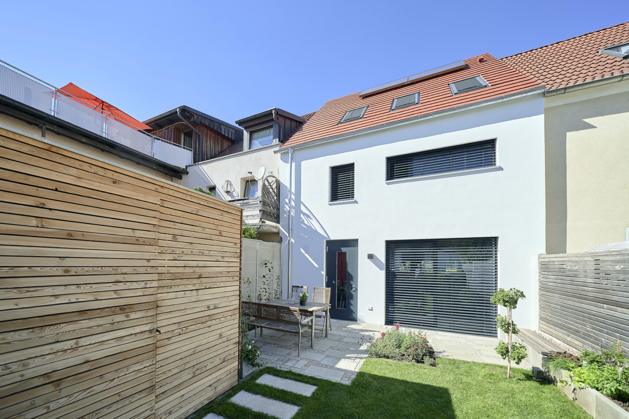 Dorfstadel Kruppach Muehlhausen innen nach aussen Anbau Tag offenes Schiebefenster