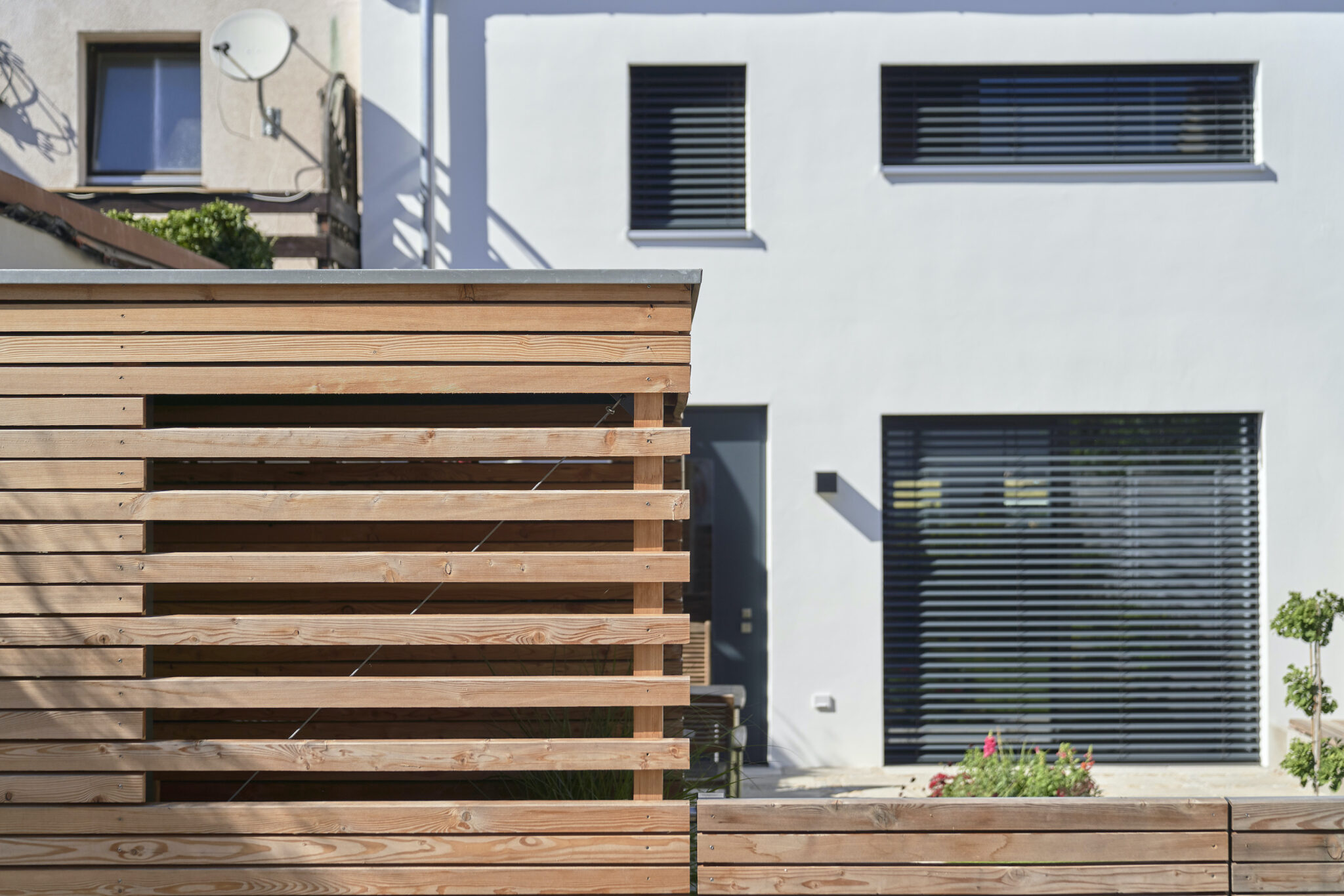 Dorfstadel Kruppach Muehlhausen innen nach aussen Anbau Tag offenes Schiebefenster