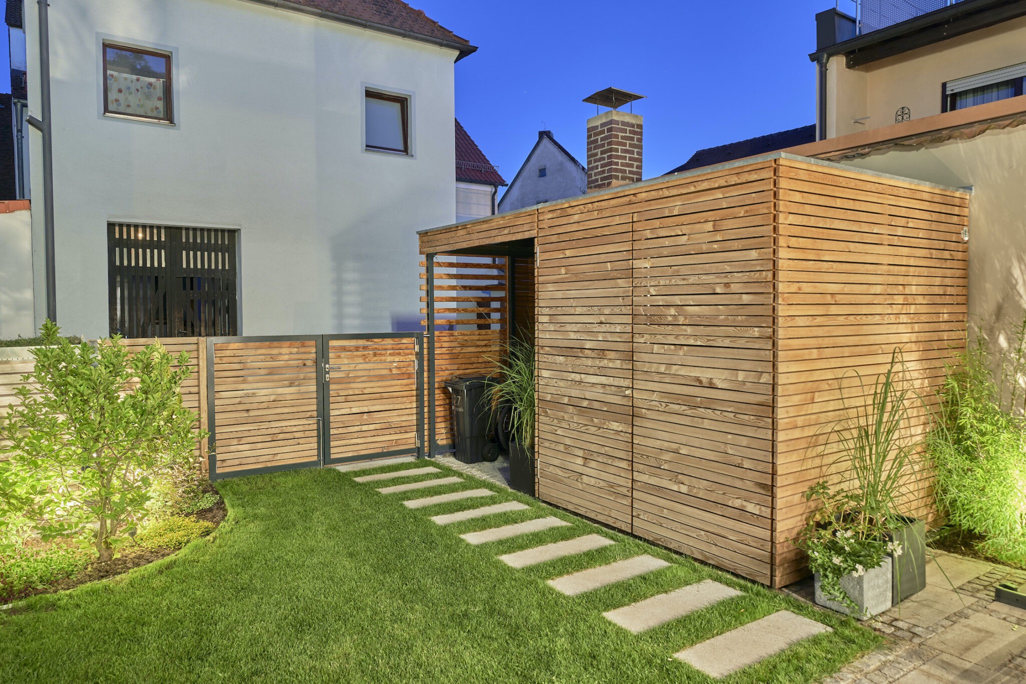 Dorfstadel Kruppach Muehlhausen innen nach aussen Anbau Tag offenes Schiebefenster