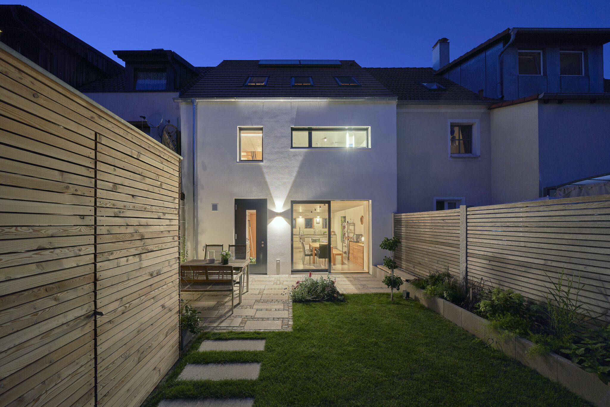 Dorfstadel Kruppach Muehlhausen innen nach aussen Anbau Tag offenes Schiebefenster