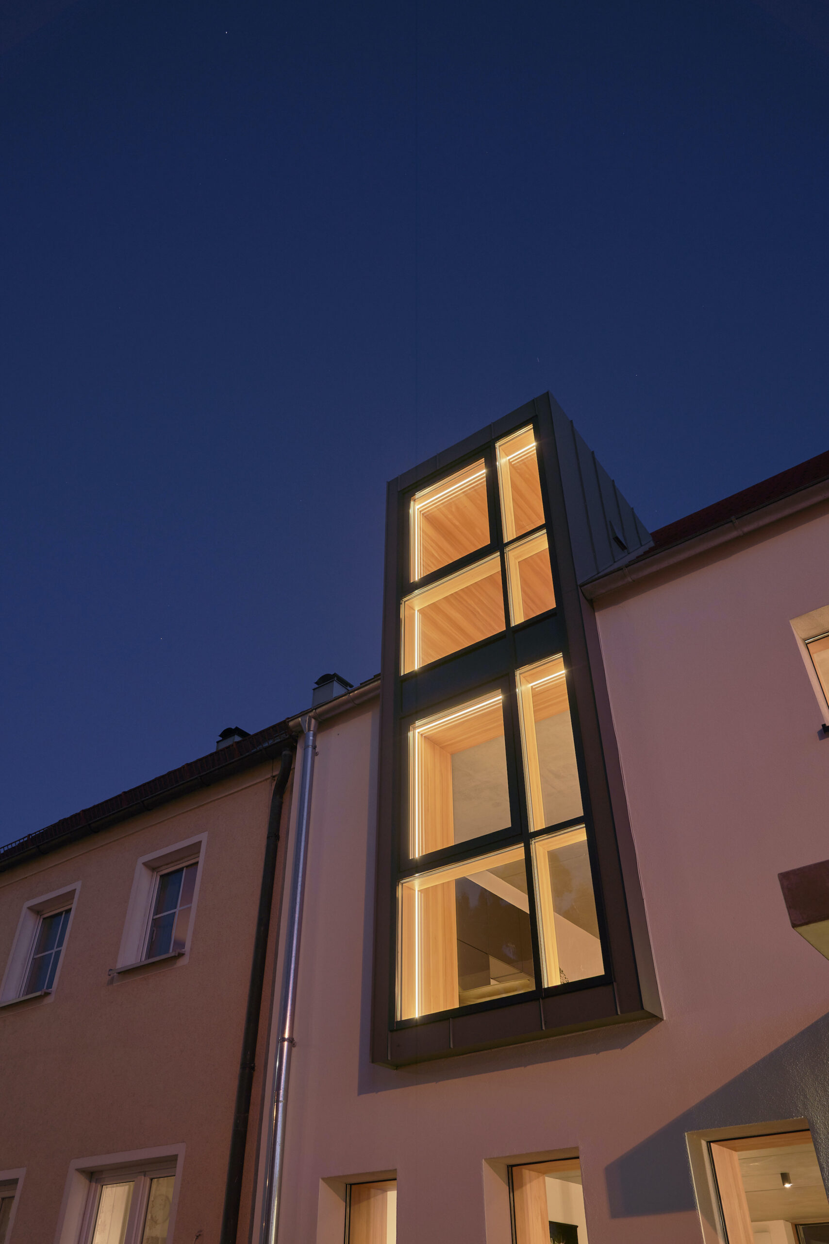 Dorfstadel Kruppach Muehlhausen innen nach aussen Anbau Tag offenes Schiebefenster