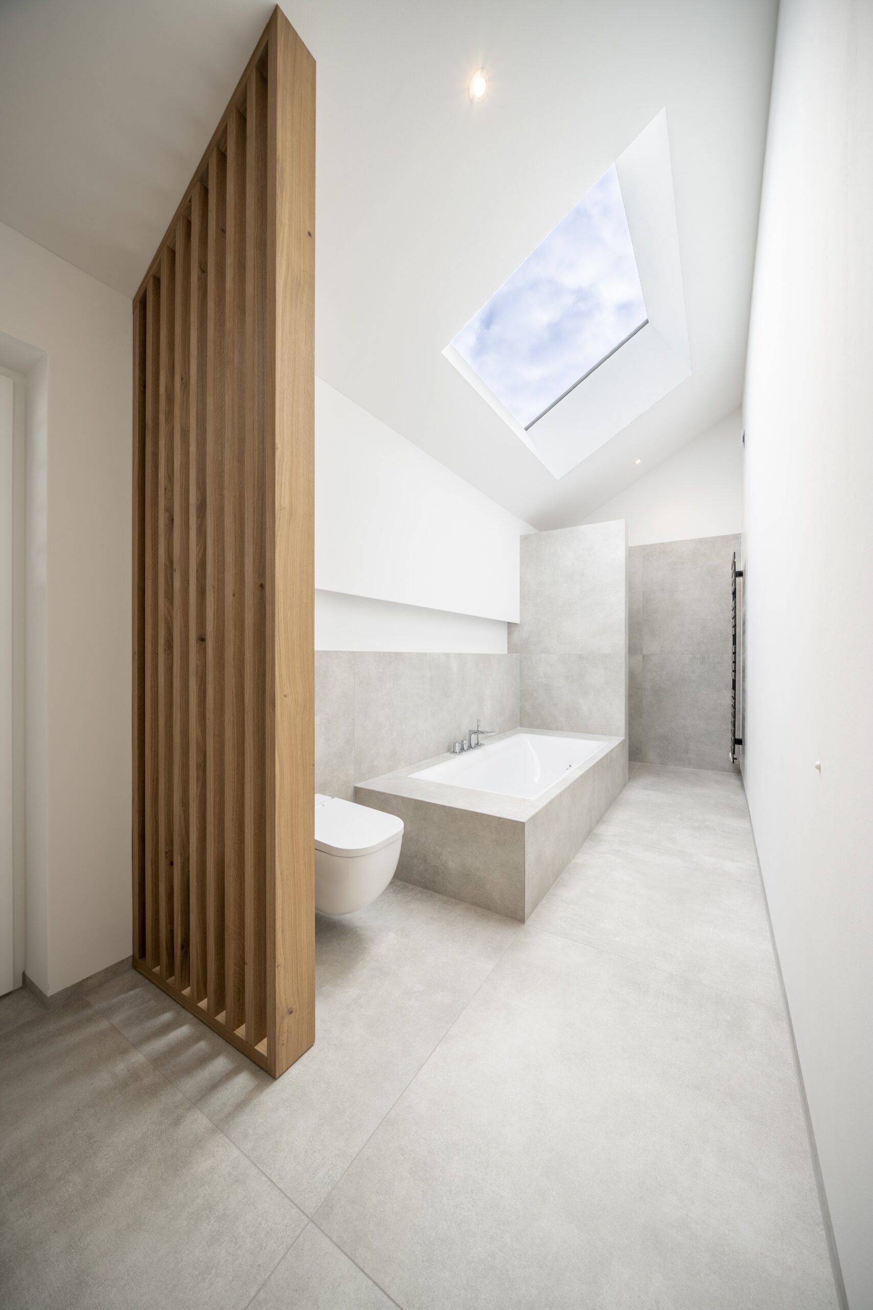 Dorfstadel Kruppach Muehlhausen innen Anbau mit grossem Fenster und Licht