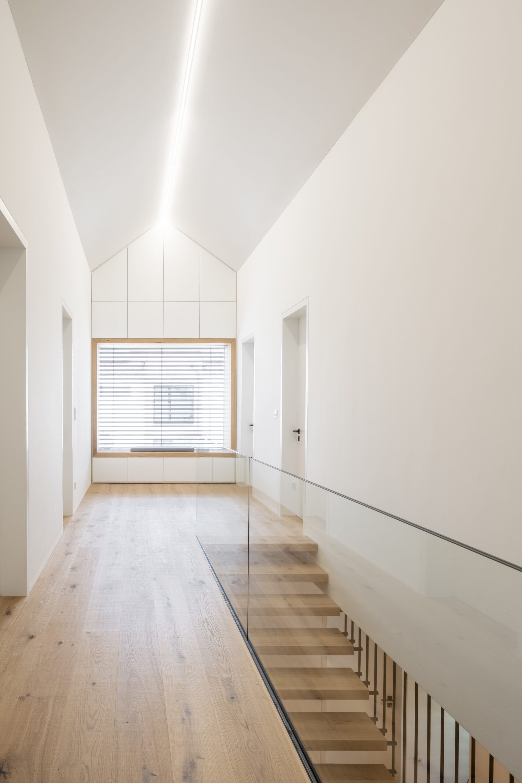 Dorfstadel Kruppach Muehlhausen innen nach aussen Anbau Tag geschlossenes Schiebefenster