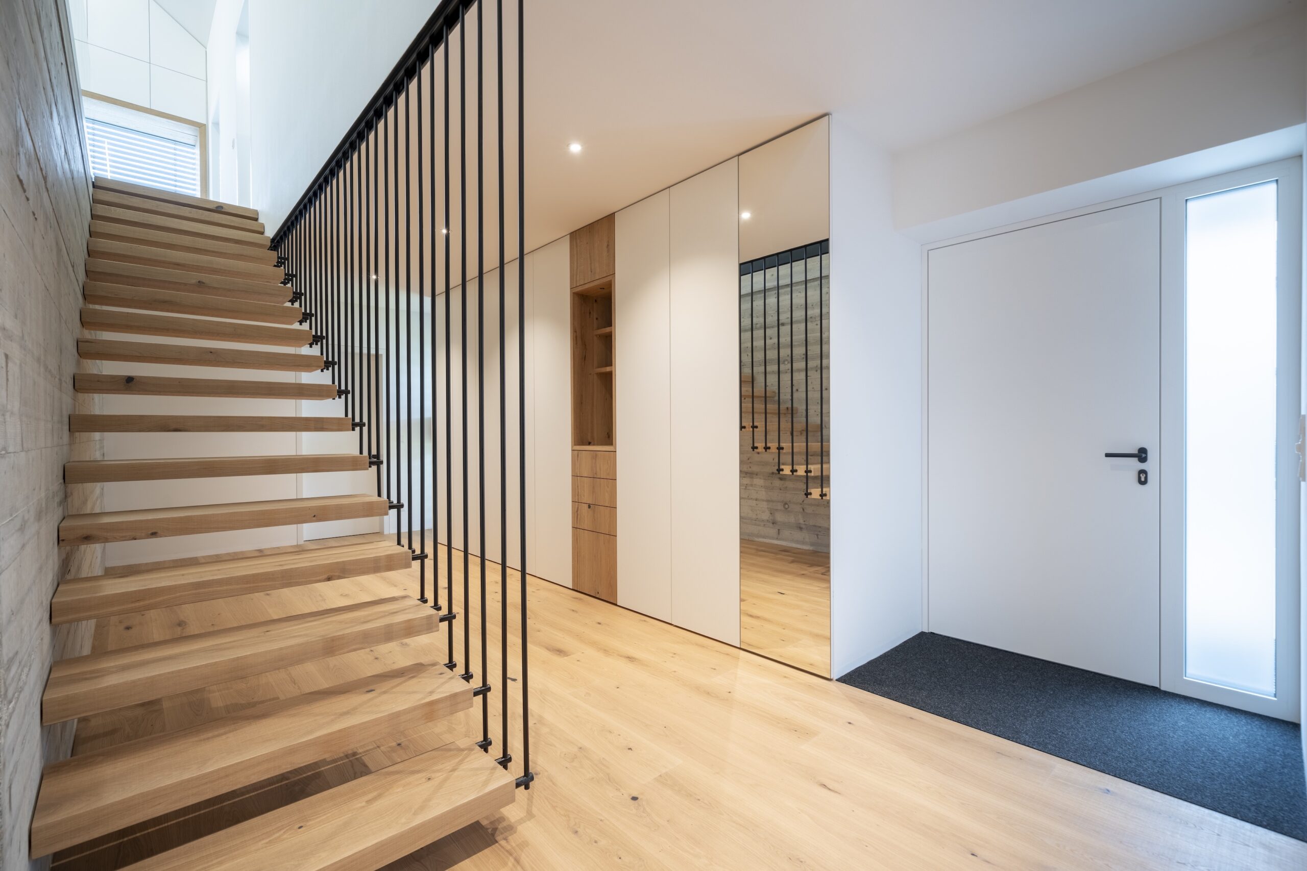 Dorfstadel Kruppach Muehlhausen innen nach aussen Anbau Tag offenes Schiebefenster